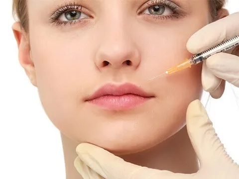 Tiêm chất làm đầy vào ngực và mặt, người phụ nữ 39 tuổi phải chạy ECMO