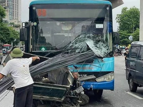 Xe chở sắt xuyên thủng xe buýt trên phố Hà Nội, hiện trường gây thấy kinh
