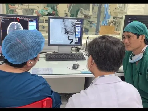 Điều trị phình động mạch cảnh có kích thước lớn cho bệnh nhân 81 tuổi
