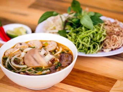 Bún bò Huế có gì đặc biệt mà được Nhật Bản cho vào thực đơn của học sinh? Bác sĩ phân tích