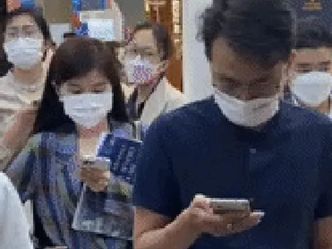 Clip: Đi mua nhà vài tỷ mà chen nhau xếp hàng như mua trà sữa, 6h sáng tới đã không còn slot!