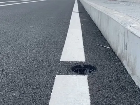 Thay nắp chắn bằng gỗ cho 44 nắp chắn bị mất cắp trên cầu Thủ Thiêm 2