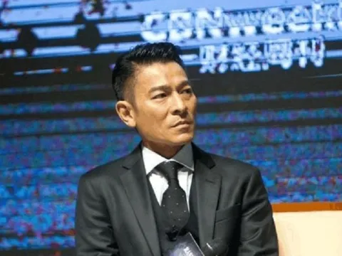 Tài tử Lưu Đức Hoa lộ ảnh đang lau nhà, hé mở chuyện bất ngờ