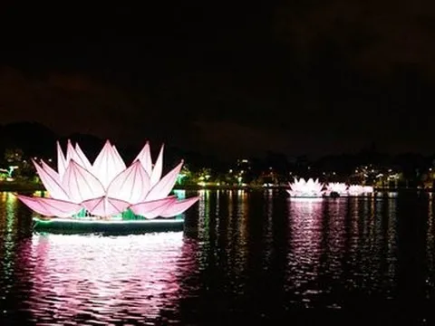 Đà Lạt: Lễ thắp sáng 7 đóa hoa sen kính mừng Đại lễ Phật Đản