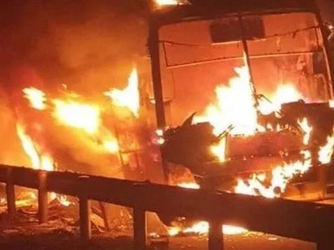 Xe khách giường nằm cháy trơ khung trên cao tốc Nội Bài – Lào Cai