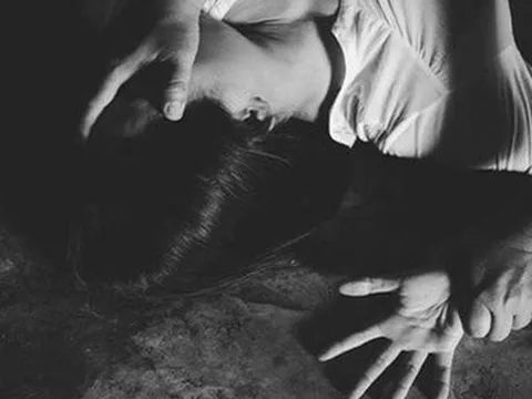 Khởi tố thiếu niên dùng dao cạy cửa, đe dọa hiếp dâm nữ chủ quán nhậu