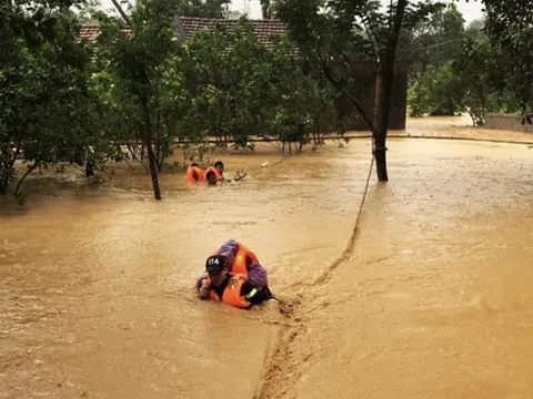 Lạng Sơn chìm trong 'biển nước'; Bắc Kạn nhiều tảng đá to như ngôi nhà sập xuống mặt đường