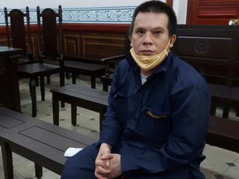 Người vợ bật khóc khi được ủng hộ tiền làm lộ phí về quê