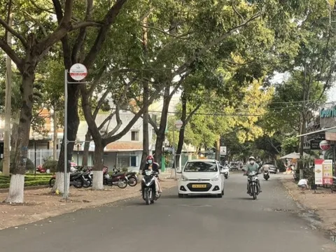 Nhiều đường phố Buôn Ma Thuột "quên" kẻ vạch phân làn