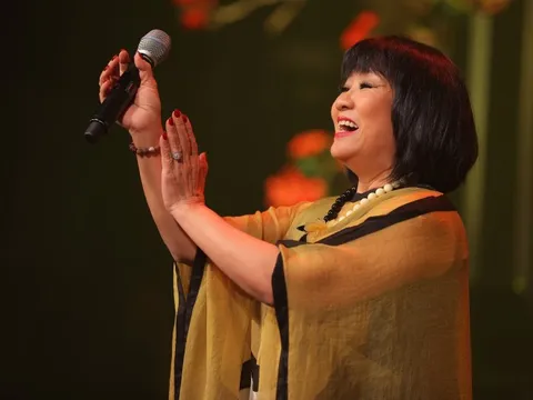 Cẩm Vân hát thăng hoa trong đêm nhạc "Để con mãi mãi bên mẹ"