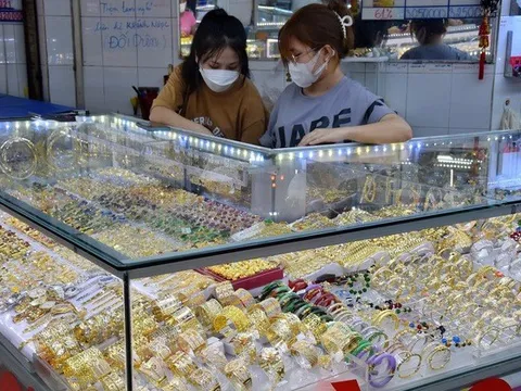 Giá vàng hôm nay 10-5: Ồ ạt lao xuống dốc