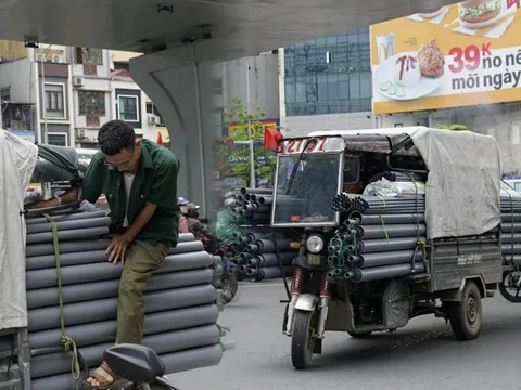 CSGT ra quân xử lý xe ba gác chở quá khổ, quá tải trên đường