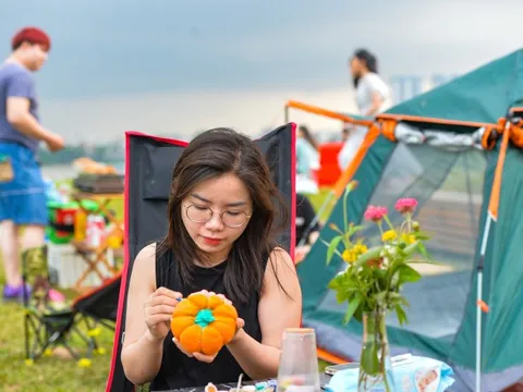 Bãi sông Hồng đông nghịt người cắm trại, vui chơi ngày cuối tuần