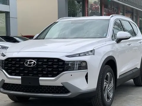 Người dân dồn dập mua ô tô ‘chạy’ phí trước bạ, nhiều xe ‘cháy’ hàng, tăng giá