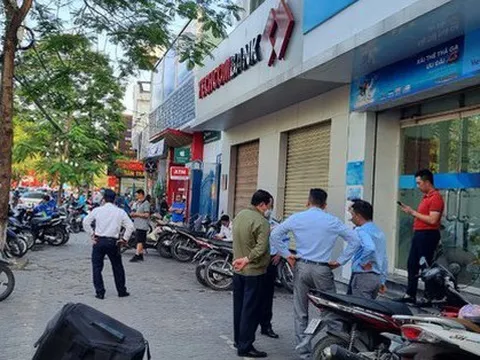 CLIP: Nam thanh niên dùng "hàng nóng" cướp ngân hàng giữa trung tâm thành phố