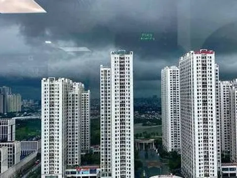 Chùm ảnh: Mây đen giăng kín đầu giờ chiều, bầu trời Hà Nội tối om đón cơn mưa như trút nước