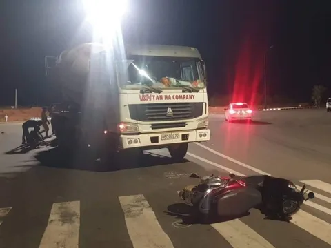 Bình Thuận: Xe trộn bê tông và xe máy va chạm, 2 chị em ruột thương vong