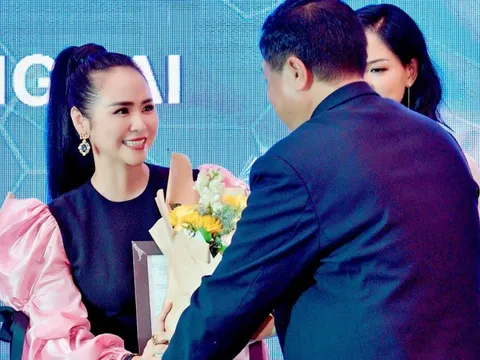 Nữ hoàng Hoa hồng Bùi Thanh Hương quảng bá nét đẹp áo dài và di sản Việt