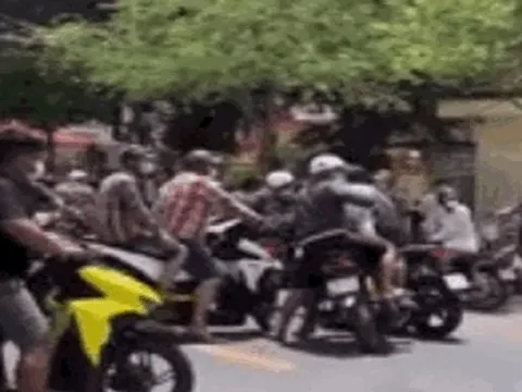 CLIP: Cận cảnh vụ nổ súng bắn người trước cổng TAND tỉnh Tiền Giang