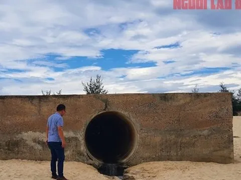 Quảng Bình: Xuất hiện cống xả nước thải đen ngòm ra bãi biển ở Đồng Hới