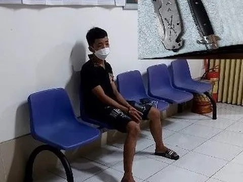 Sóc Trăng: Tạm giữ thiếu niên vượt đèn đỏ, cốp xe có 2 cây dao bấm