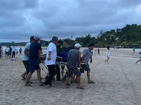 4 du khách bị sóng cuốn trôi khi tắm biển Mũi Né