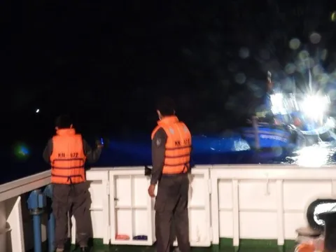 Cứu tàu câu cá ngừ đại dương gặp nạn trên quần đảo Trường Sa