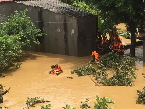 Công an Lạng Sơn dầm mình trong lũ giải cứu dân mắc kẹt