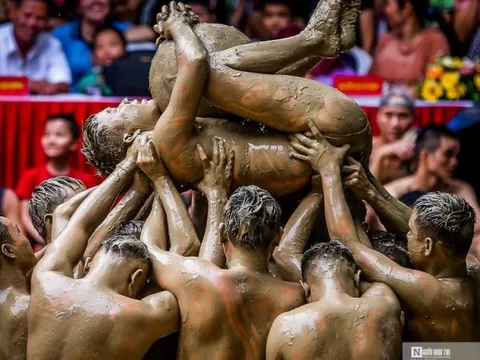 Bắc Giang: Độc đáo thanh niên đóng khố “vật cầu bùn”