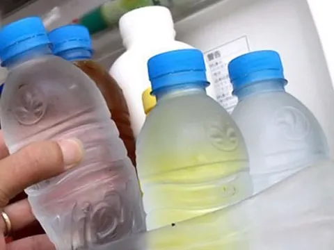 Lan truyền tin chai nước nhựa để trong tủ lạnh sinh chất độc gây ung thư: Sự thật là gì?