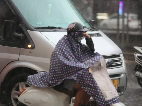 Gió mùa đông bắc tràn về, nền nhiệt giảm mạnh, mưa xuống miền Trung