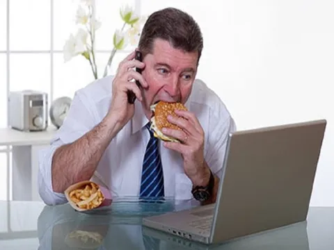 Tác hại khôn lường của việc ăn quá nhanh