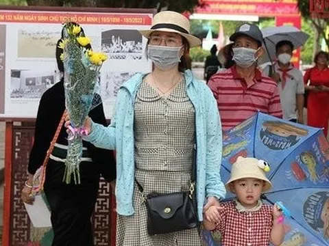 Hàng nghìn du khách mang hoa tươi đến thăm quê Bác