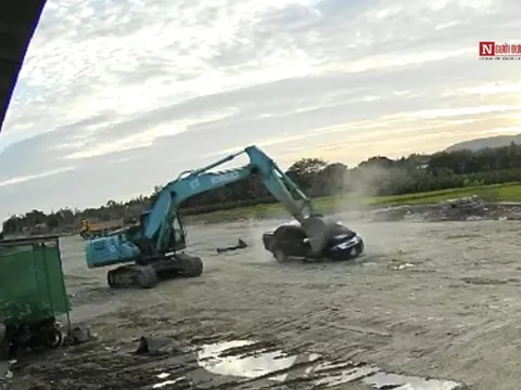 BìnhThuận: Xét xử tài xế dùng máy xúc đập nát ô tô có người ngồi trong xe