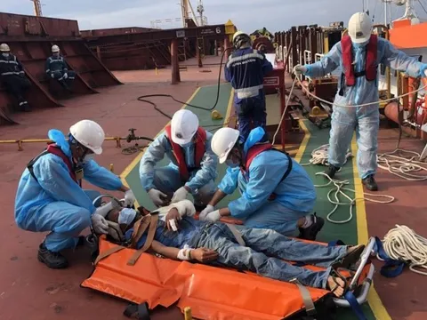 Cứu nạn 2 thuyền viên nước ngoài bị đa chấn thương do tai nạn lao động