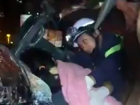 Cứu 3 người mắc kẹt trong cabin ô tô sau vụ tai nạn trên đường vành đai 3