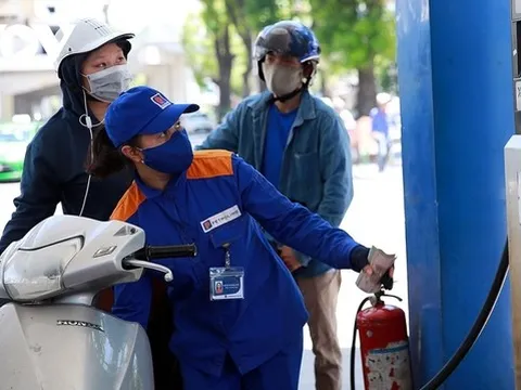 Giá xăng tăng, doanh nghiệp đau đầu, người dân "đau túi"