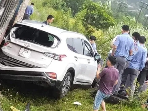 Va chạm với tàu hỏa, ô tô chở 5 người bị hất văng xuống mép ruộng