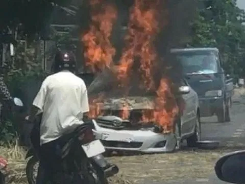 Xe ô tô đang chạy bốc cháy dữ dội, 4 người trong xe may mắn thoát nạn