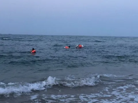 Đá bóng xong xuống biển tắm, hai anh em bị đuối nước tử vong