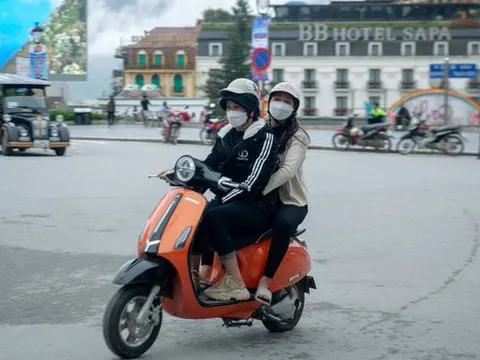 Sa Pa chuyển rét đậm giữa tháng 5, nhiều du khách thích thú trải nghiệm phố núi yên bình