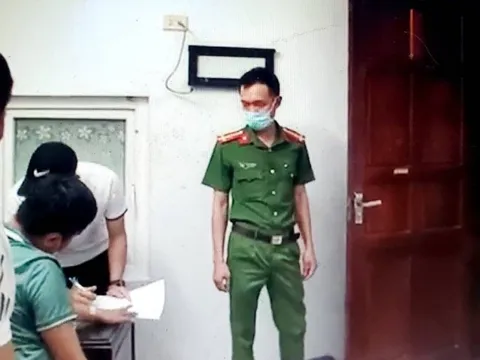 VIDEO: Trinh sát đột kích nhà nghỉ bắt kẻ tàng trữ ma tuý