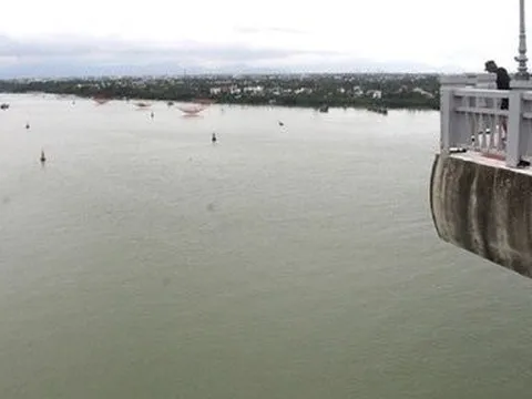 Nguyên nhân ban đầu vụ người cha ôm con nhảy cầu Cửa Đại tự tử