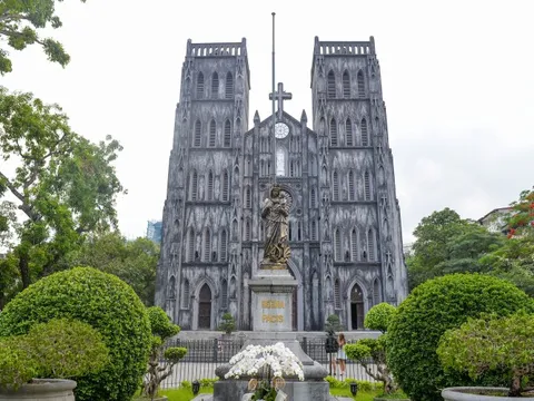 Nhà thờ Lớn Hà Nội hoàn thiện 'lớp áo' mới, vẹn nguyên vẻ đẹp cổ kính, rêu phong