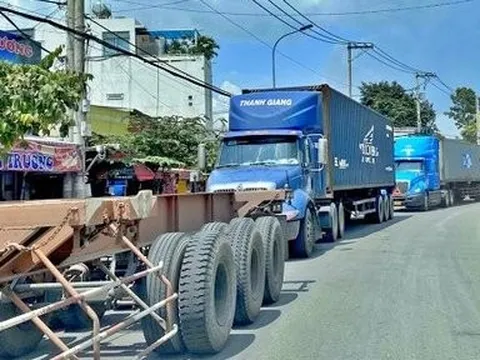 Tp.HCM: Bất an xe container tràn lòng đường, vì sao chưa có giải pháp?