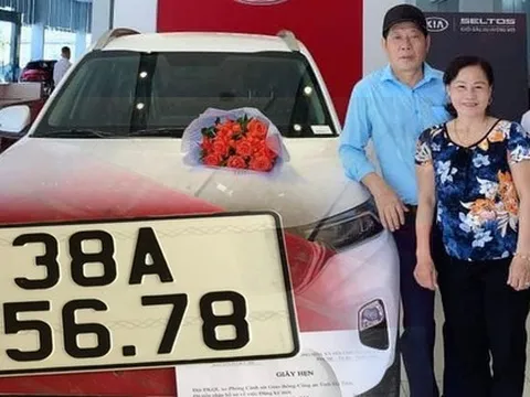 Người phụ nữ về hưu bốc được biển "siêu vip", nhiều người trả giá gấp 3 vẫn không mua được