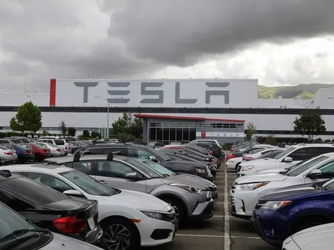 Đế chế Tesla lung lay vì sự bảo thủ của Elon Musk?