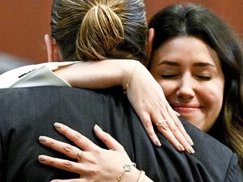 Luật sư của Johnny Depp bật cười khi bị đồn hẹn hò với nam diễn viên Cướp Biển