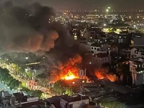 Hà Nội: Cháy lớn dãy nhà trên đường Lạc Long Quân