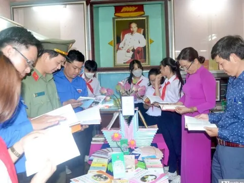 Khánh Hòa: Tỉnh đoàn tặng hơn 1.000 đầu sách vào Khu tưởng niệm Chủ tịch Hồ Chí Minh